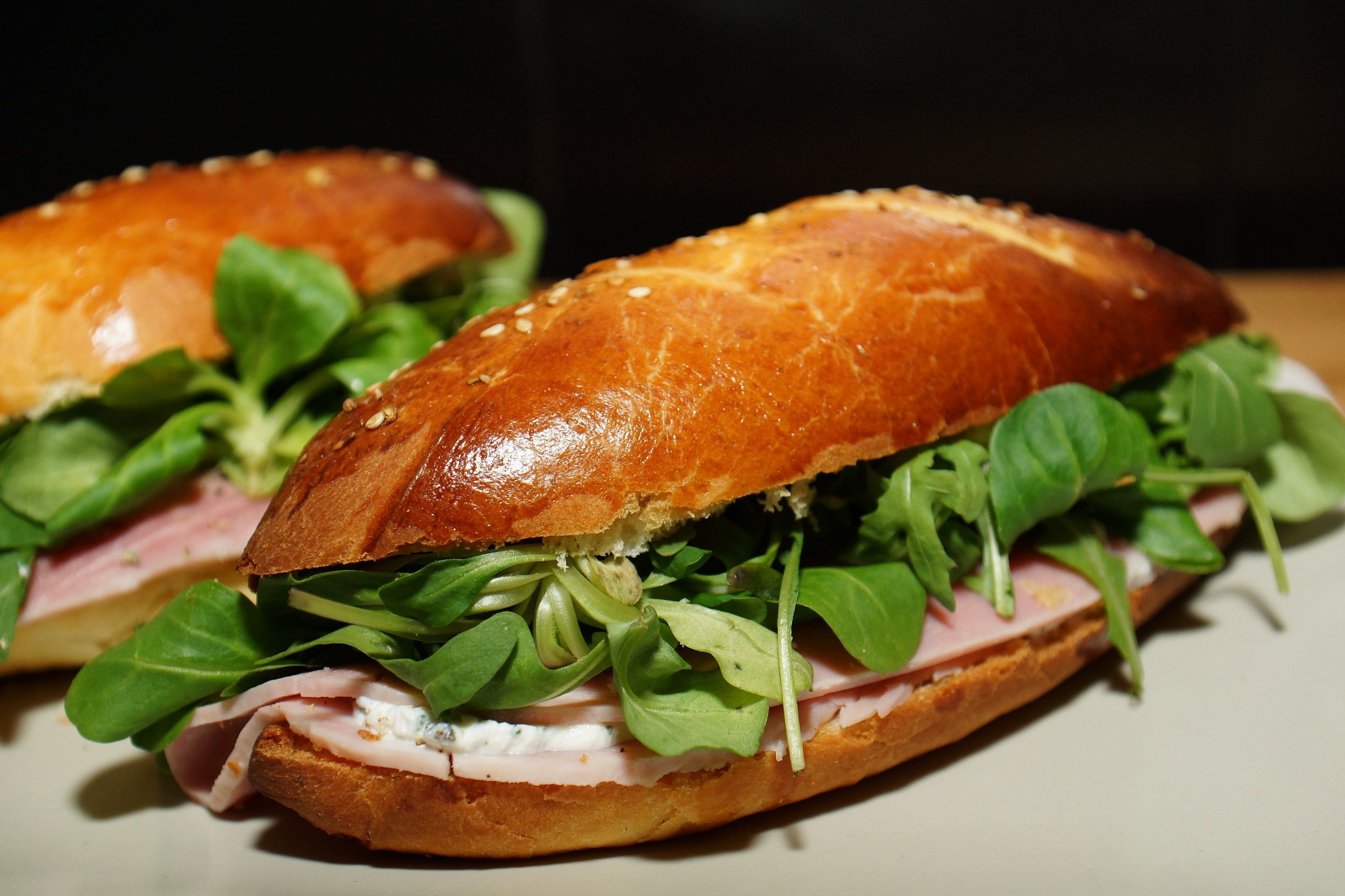 pain viennois garni de jambon ricotta basilic roquettemache