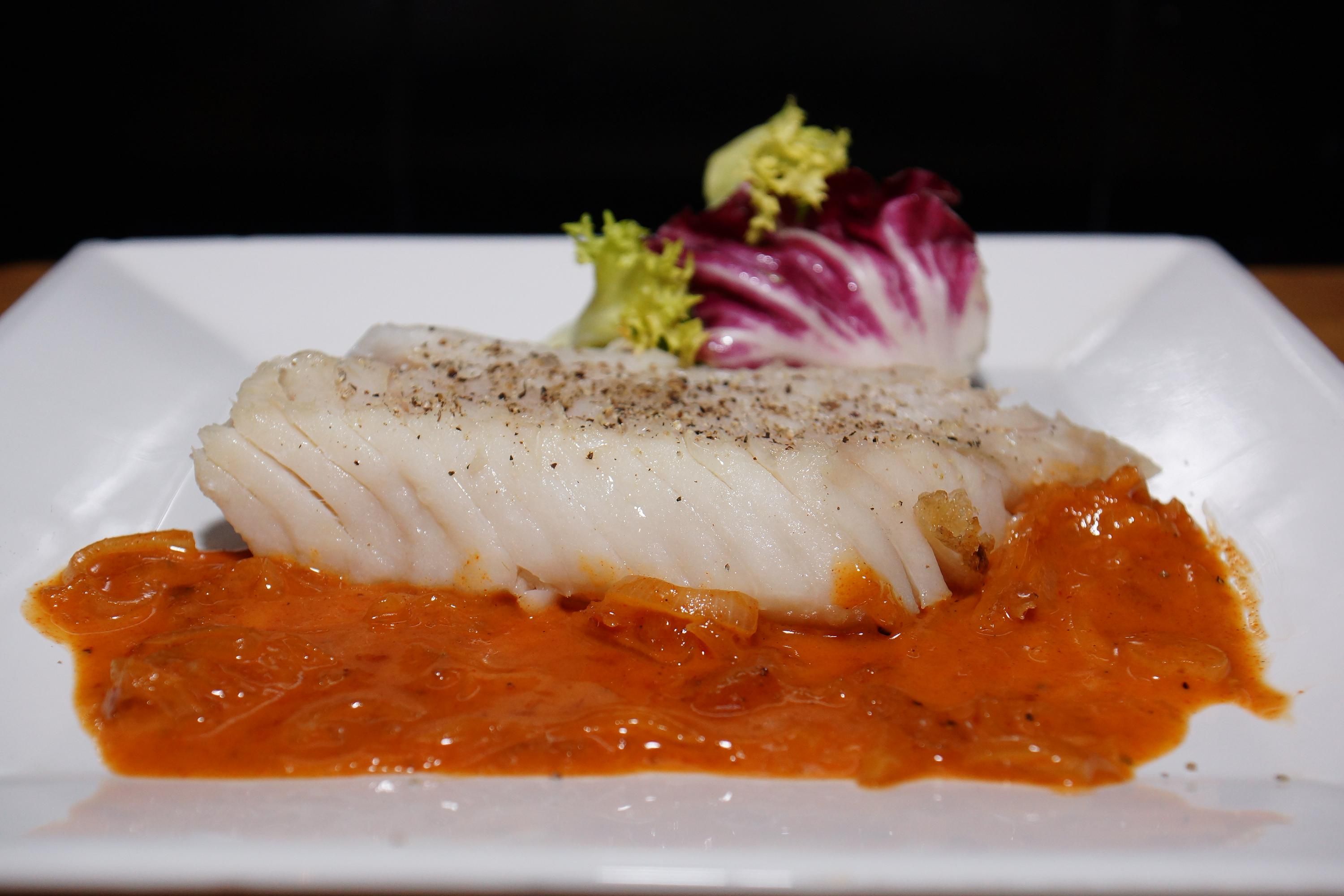 lieu jaune et sauce vinaigre de poivron rouge et vanille